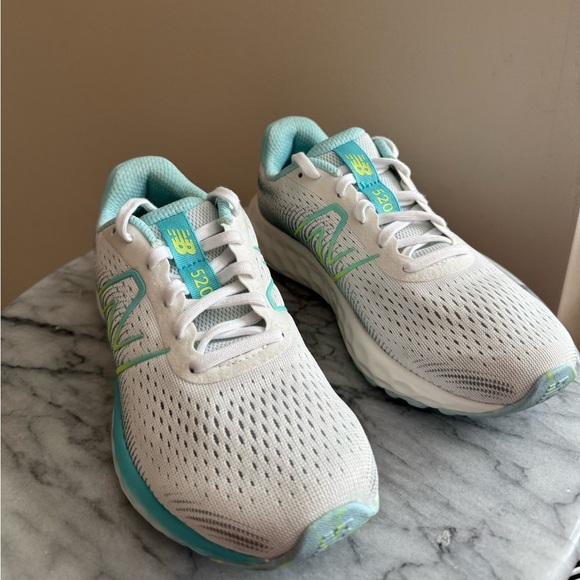 New Balance Women’s 520v8 Running Shoes Size 6 W520MW8 White Blue Athletic Shoes - Picture 2 of 8